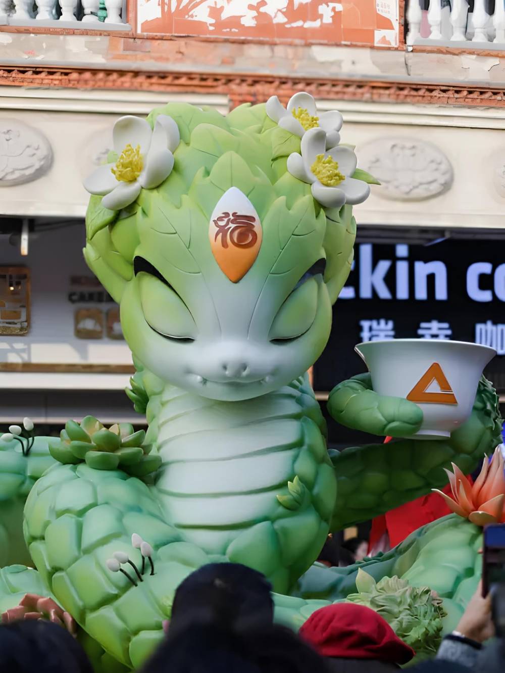 Ngỡ ngàng hàng loạt linh vật rắn gây bão tại Trung Quốc ảnh 2