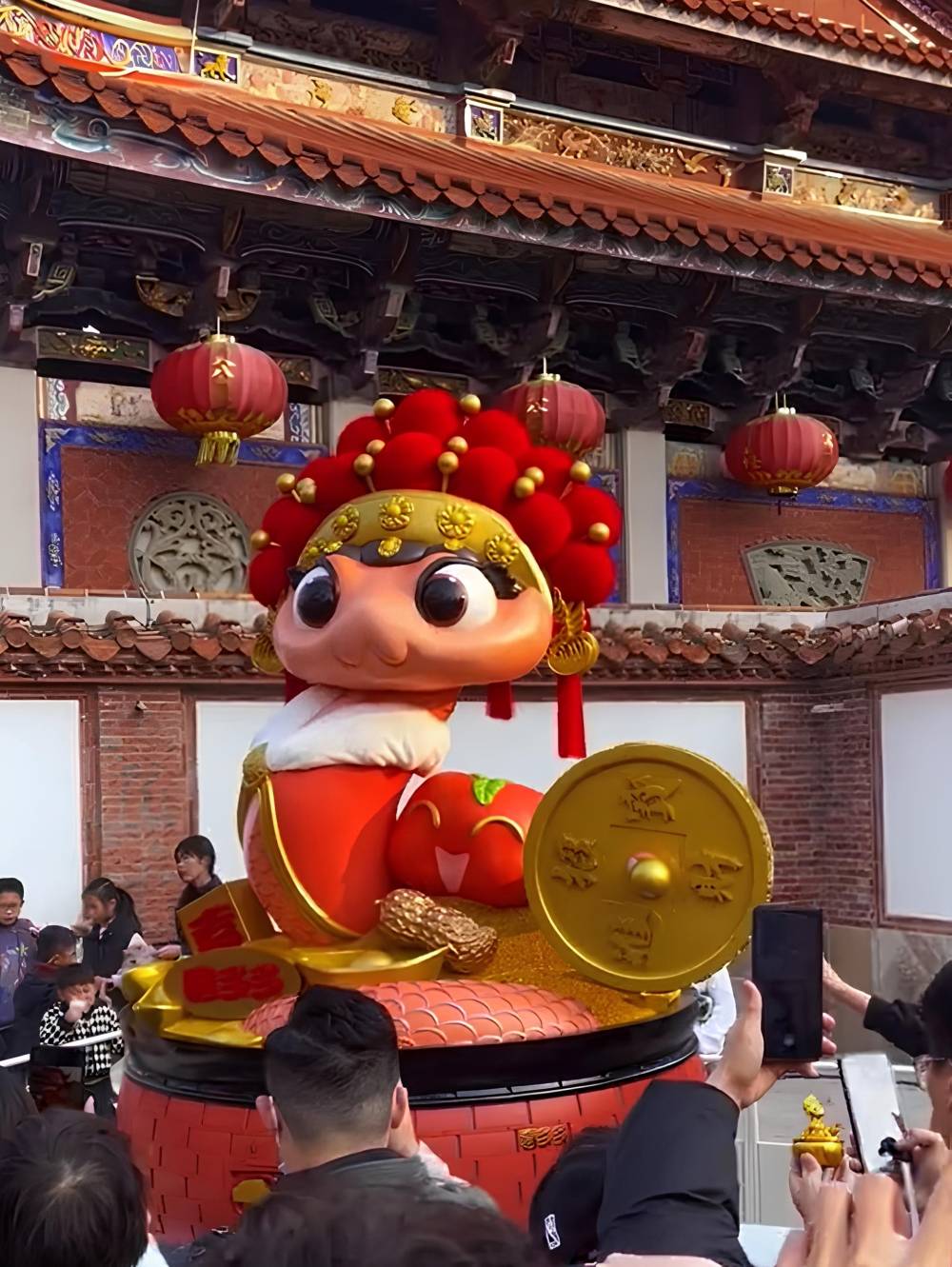 Ngỡ ngàng hàng loạt linh vật rắn gây bão tại Trung Quốc ảnh 3