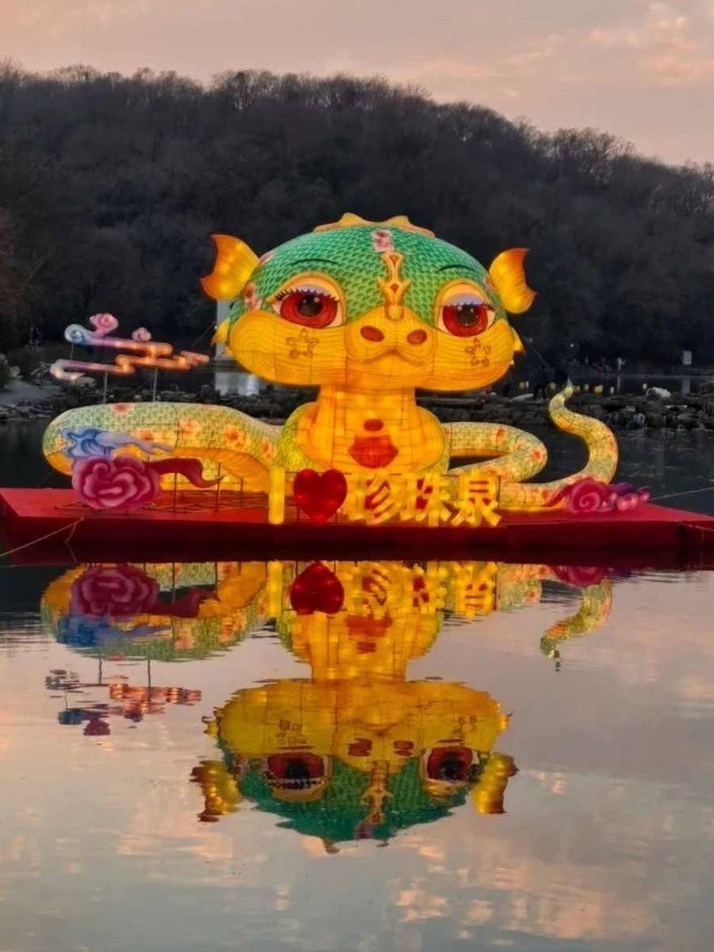 Ngỡ ngàng hàng loạt linh vật rắn gây bão tại Trung Quốc ảnh 9