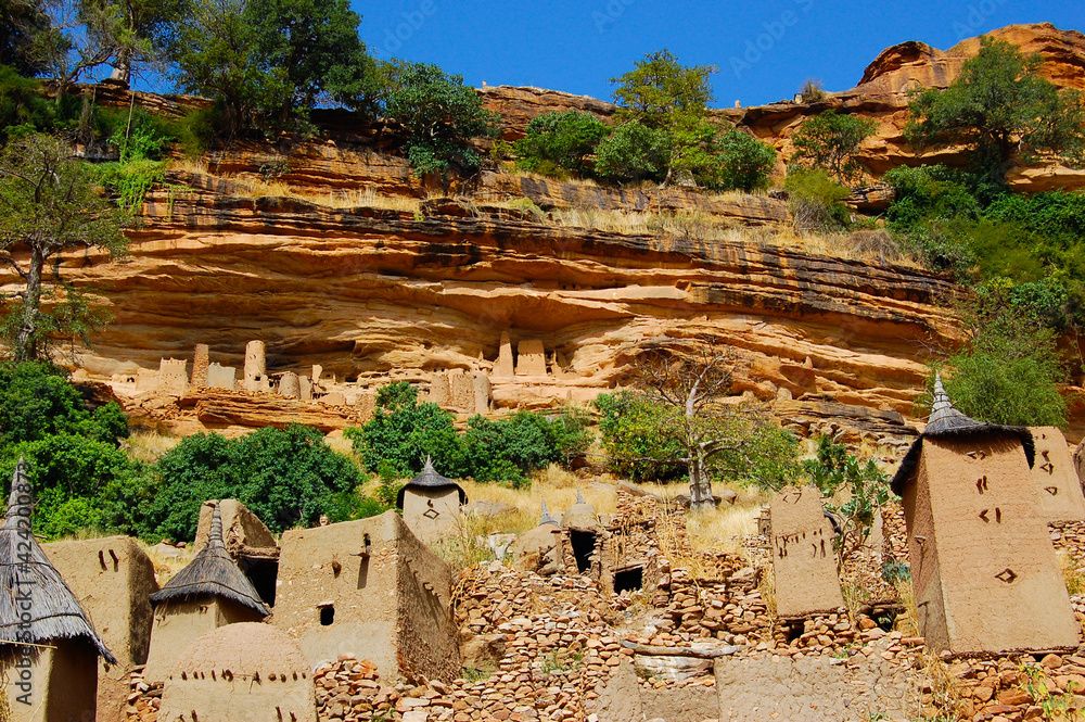 Những công trình kiến trúc trên vách đá đáng kinh ngạc đến từ thế giới cổ đại 5