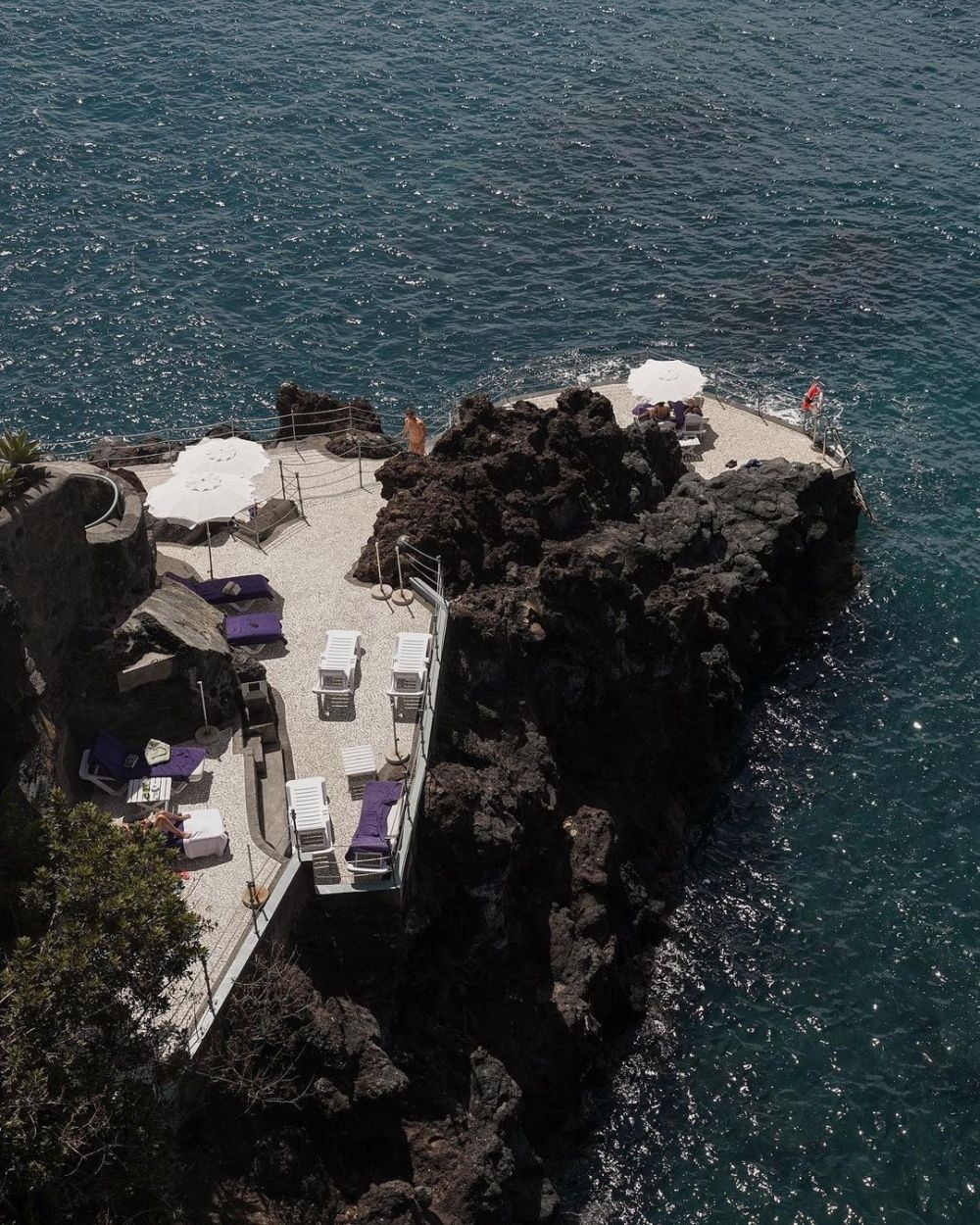 Những khách sạn cheo leo trên vách núi đá 10