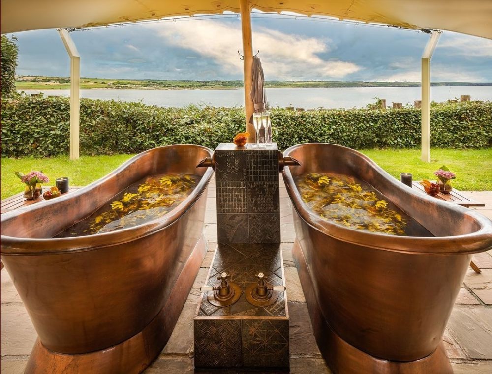 Những khách sạn cheo leo trên vách núi đá 11