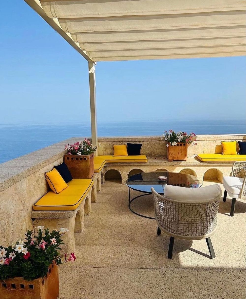 Những khách sạn cheo leo trên vách núi đá 4