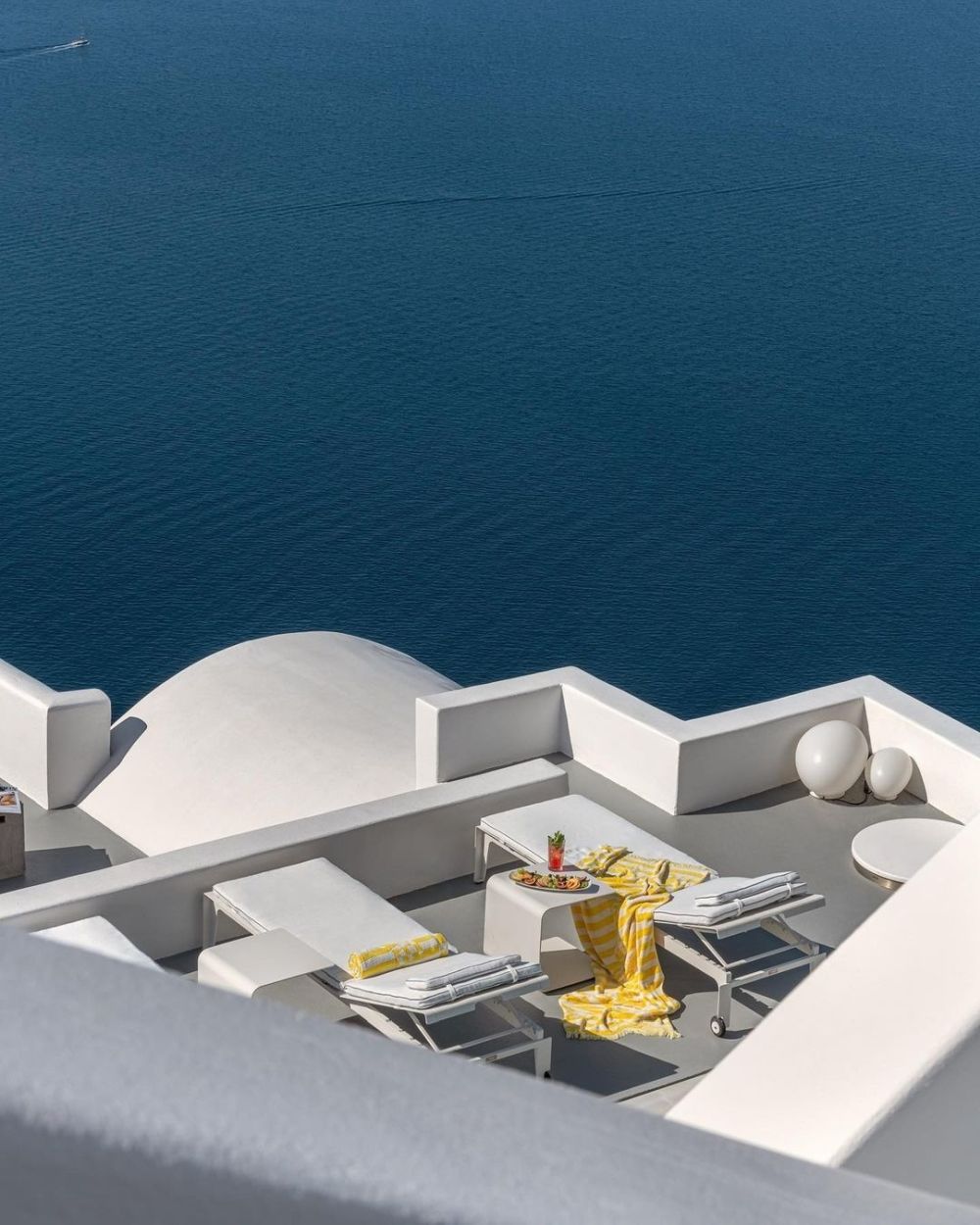 Những khách sạn cheo leo trên vách núi đá 5