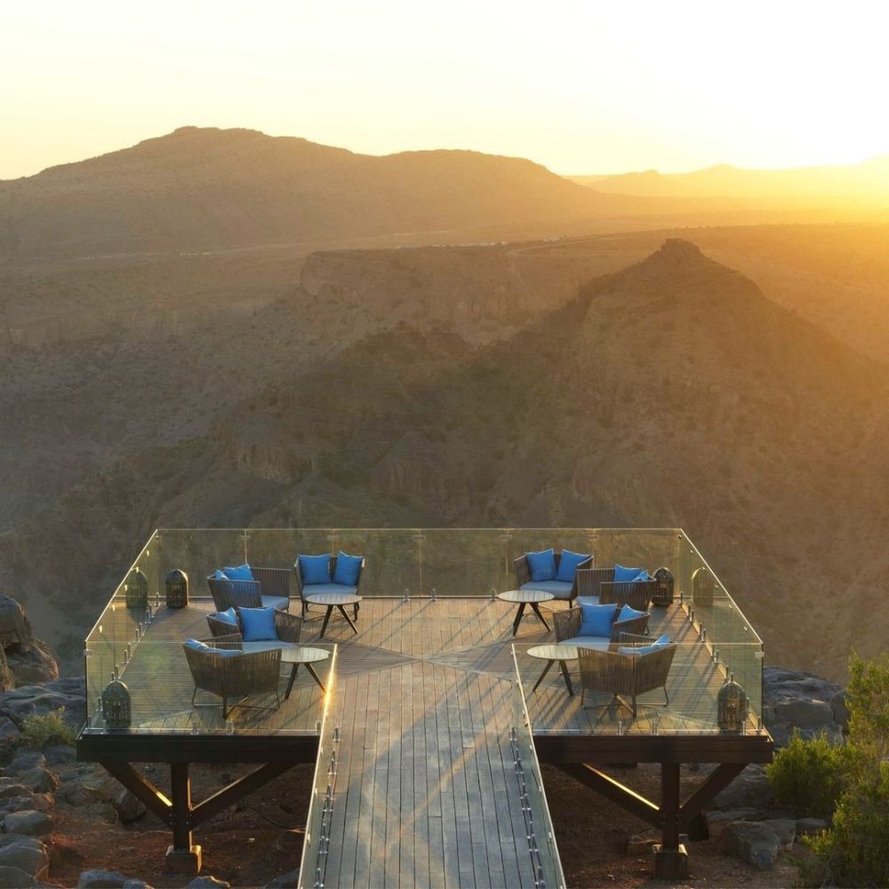 Những khách sạn cheo leo trên vách núi đá 7