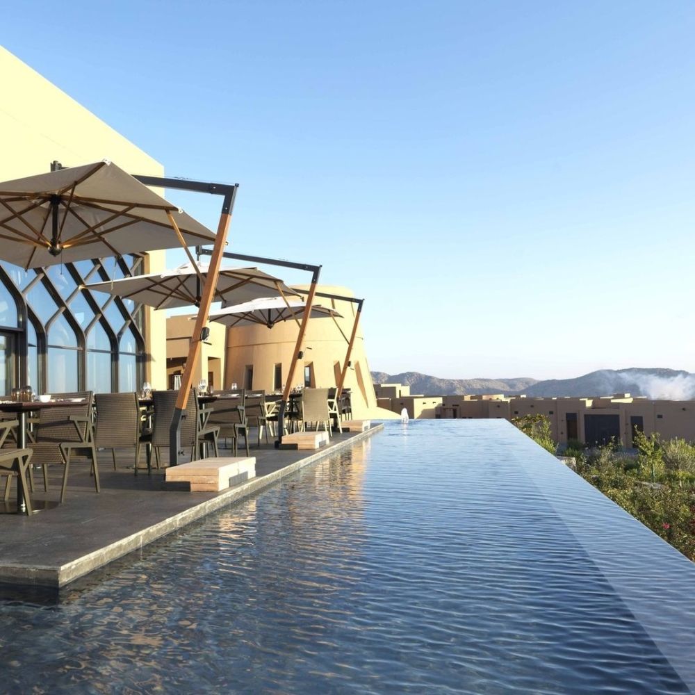 Những khách sạn cheo leo trên vách núi đá 8