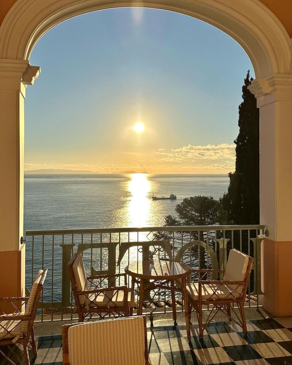 Những khách sạn cheo leo trên vách núi đá 9