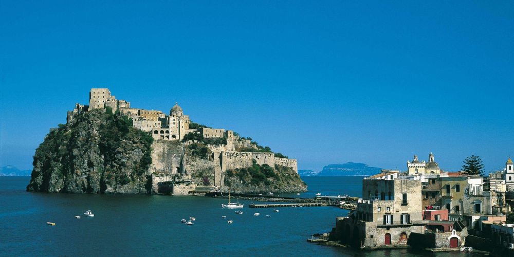 Những lâu đài cổ ấn tượng khắp thế giới 17