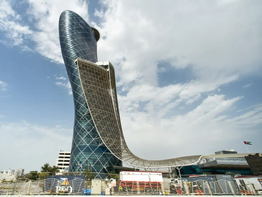 Những tòa nhà nghiêng độc đáo trên thế giới 1