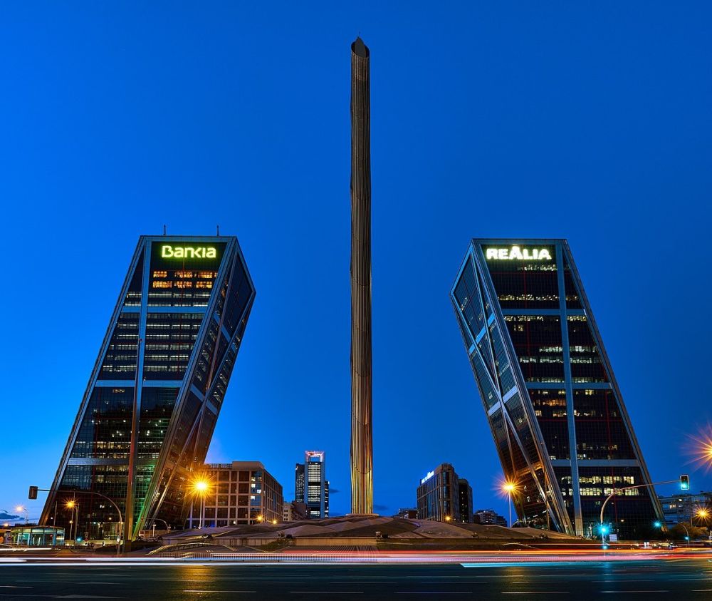 Những tòa nhà nghiêng độc đáo trên thế giới 4