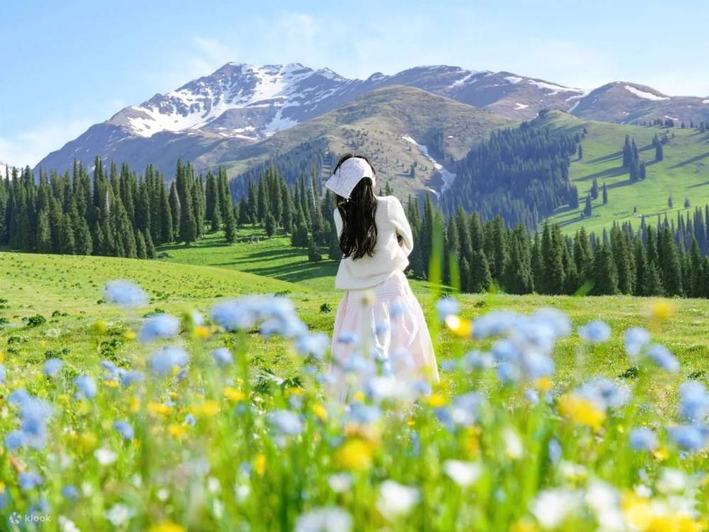 Du khách du lịch Tân Cương mùa hè