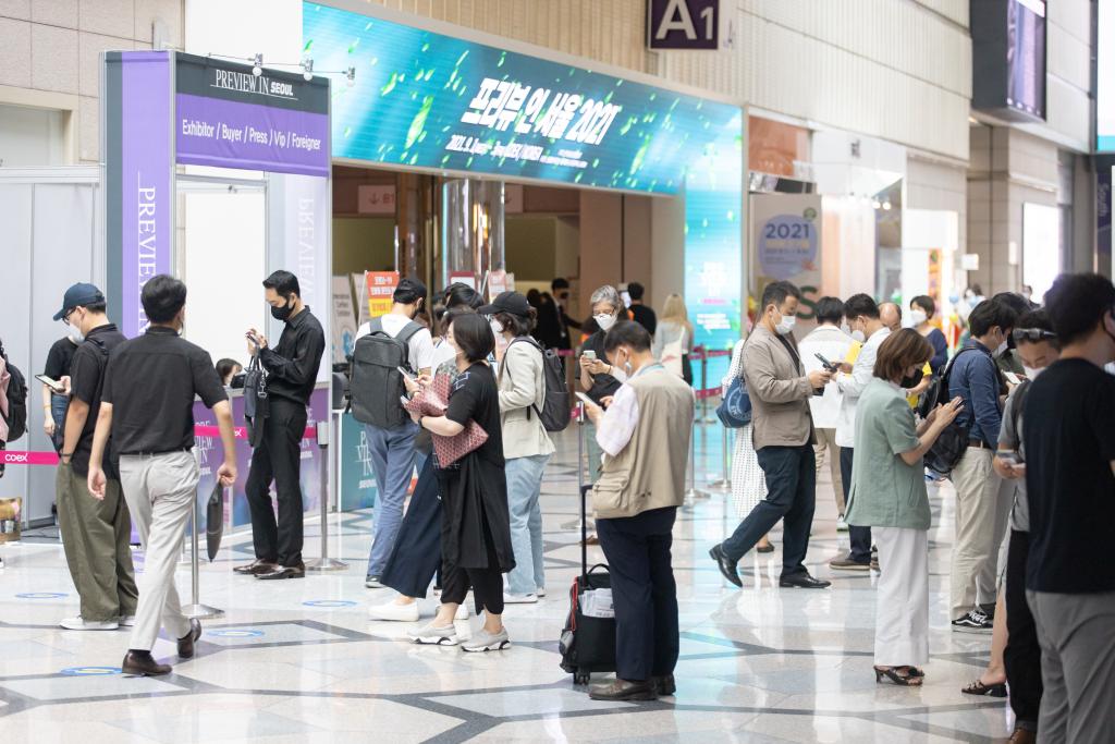 Khách thăm quan Hội chợ Hàn Quốc