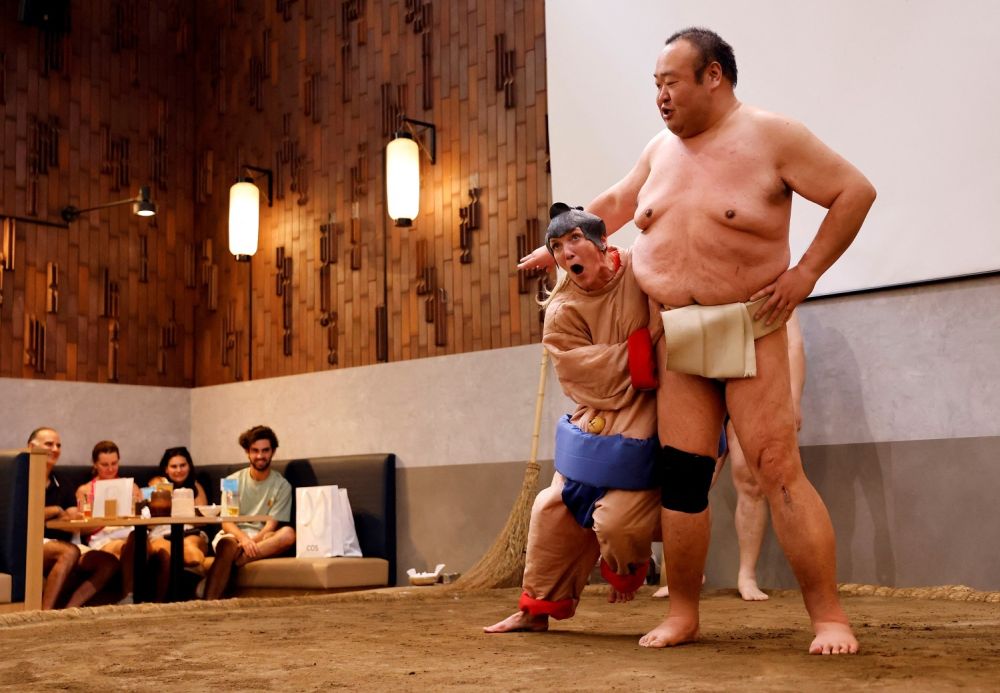 Trải nghiệm Sumo biểu diễn chọc cười du khách ở Nhật 7