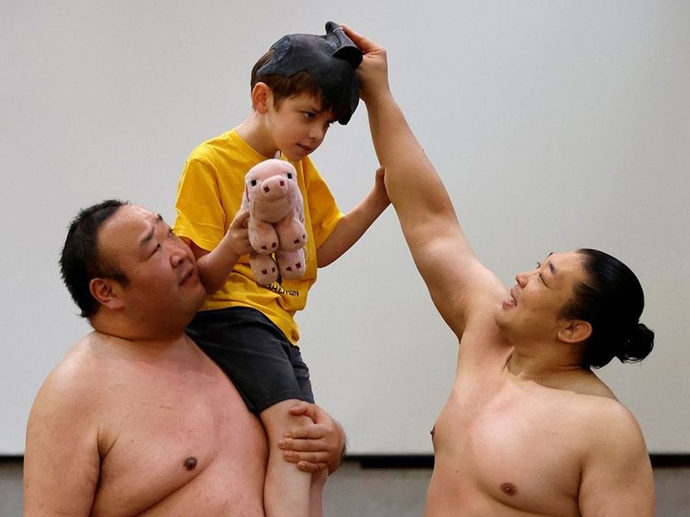 Trải nghiệm Sumo biểu diễn chọc cười du khách ở Nhật 8