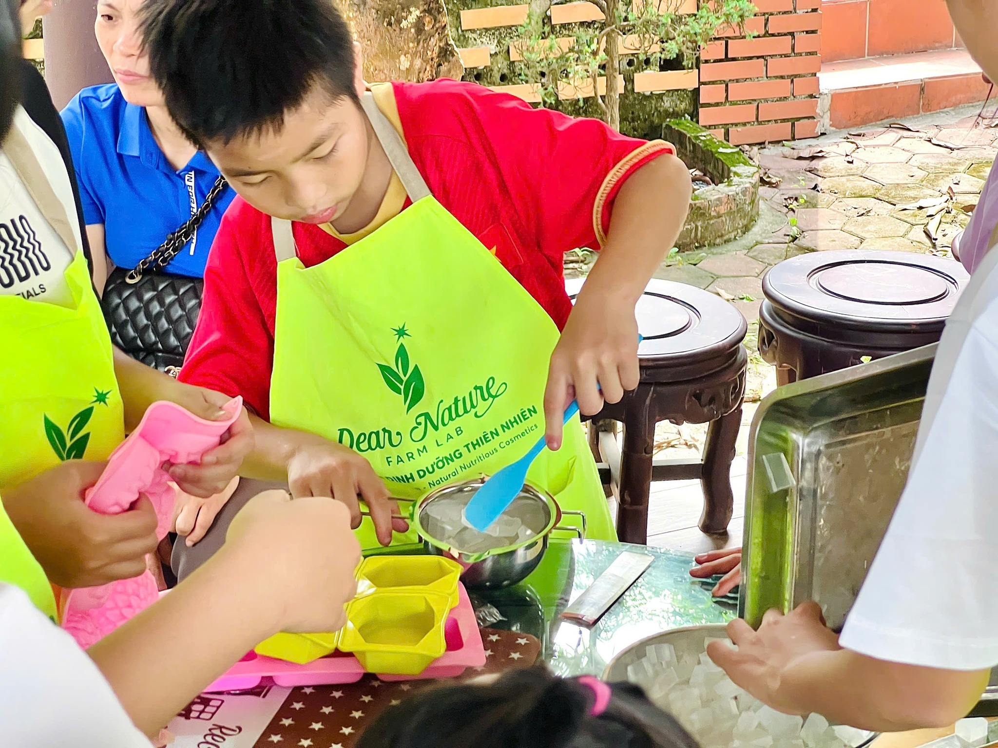 Các bé thích thú trải nghiệm tự tay làm xà bông thiên nhiên tại workshop Dear Nature