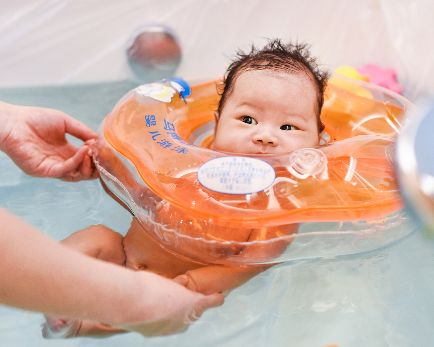 Mùa hè nóng bức, còn gì tuyệt vời hơn khi được tắm mát sảng khoái như bé yêu nhà mình! - dear nature