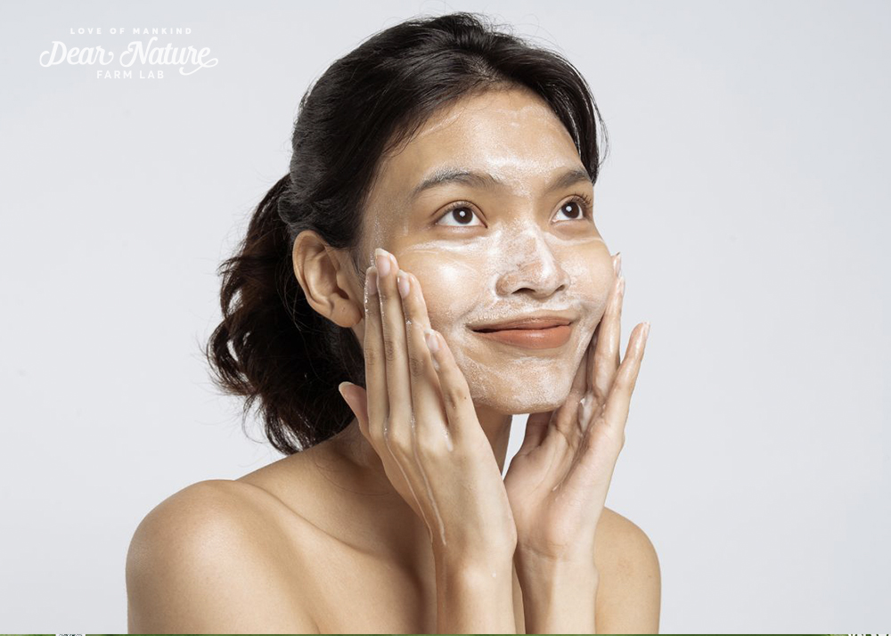 Xà phòng Mùi Tây Dear Nature giúp tẩy tế bào chết nhẹ nhàng, kích thích tái tạo da mới, mang lại làn da sáng mịn, đều màu và rạng rỡ.