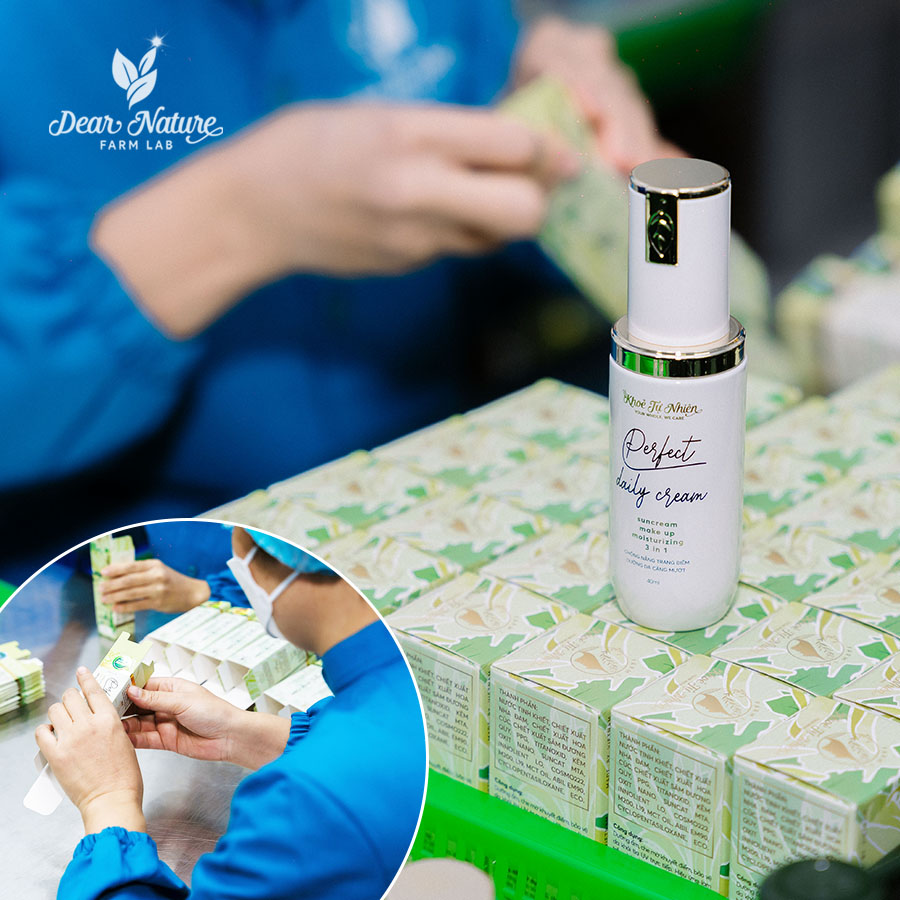 Quy trình chiết rót và đóng gói sản phẩm Dear Nature cẩn trọng, tỉ mỉ"