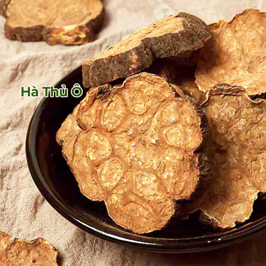 Dược liệu Hà Thủ Ô đỏ được thái lát, một thành phần quan trọng giúp giảm rụng tóc và làm chậm bạc tóc."