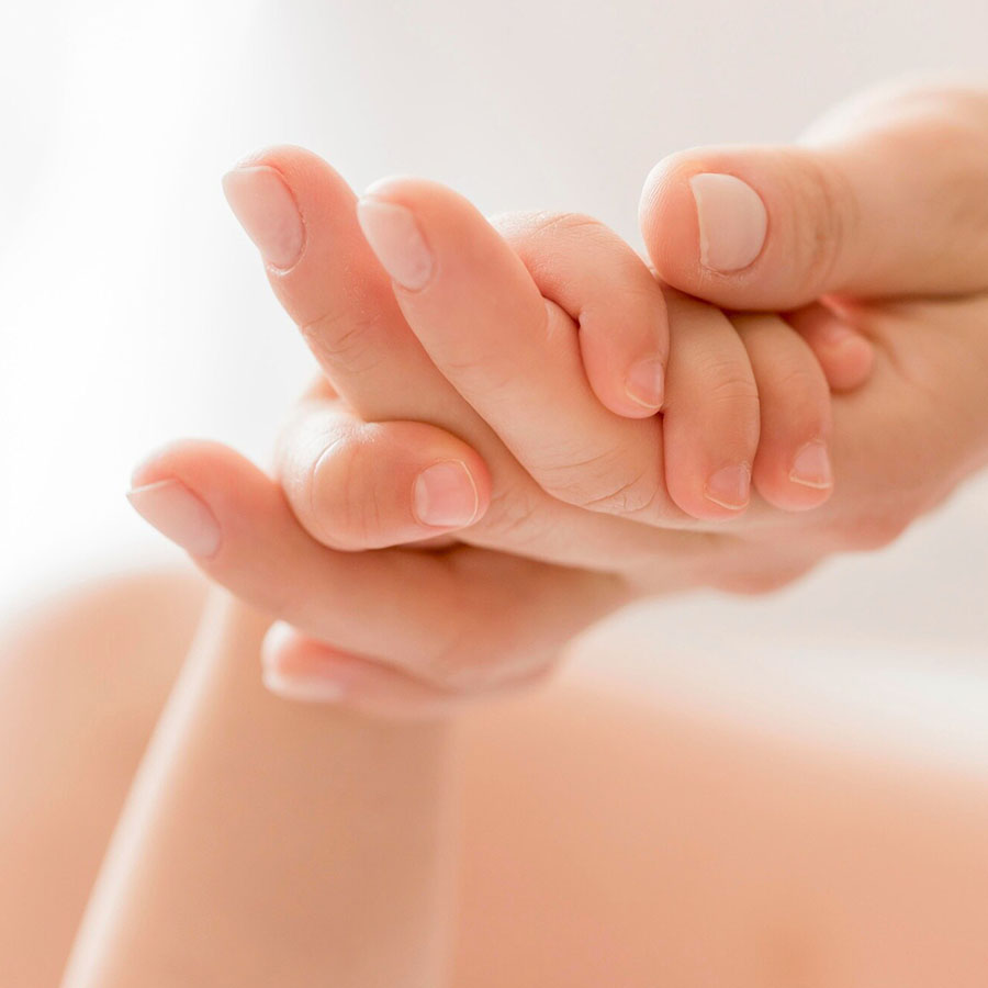 Làn da bé yêu mỏng manh cần được chăm sóc dịu nhẹ