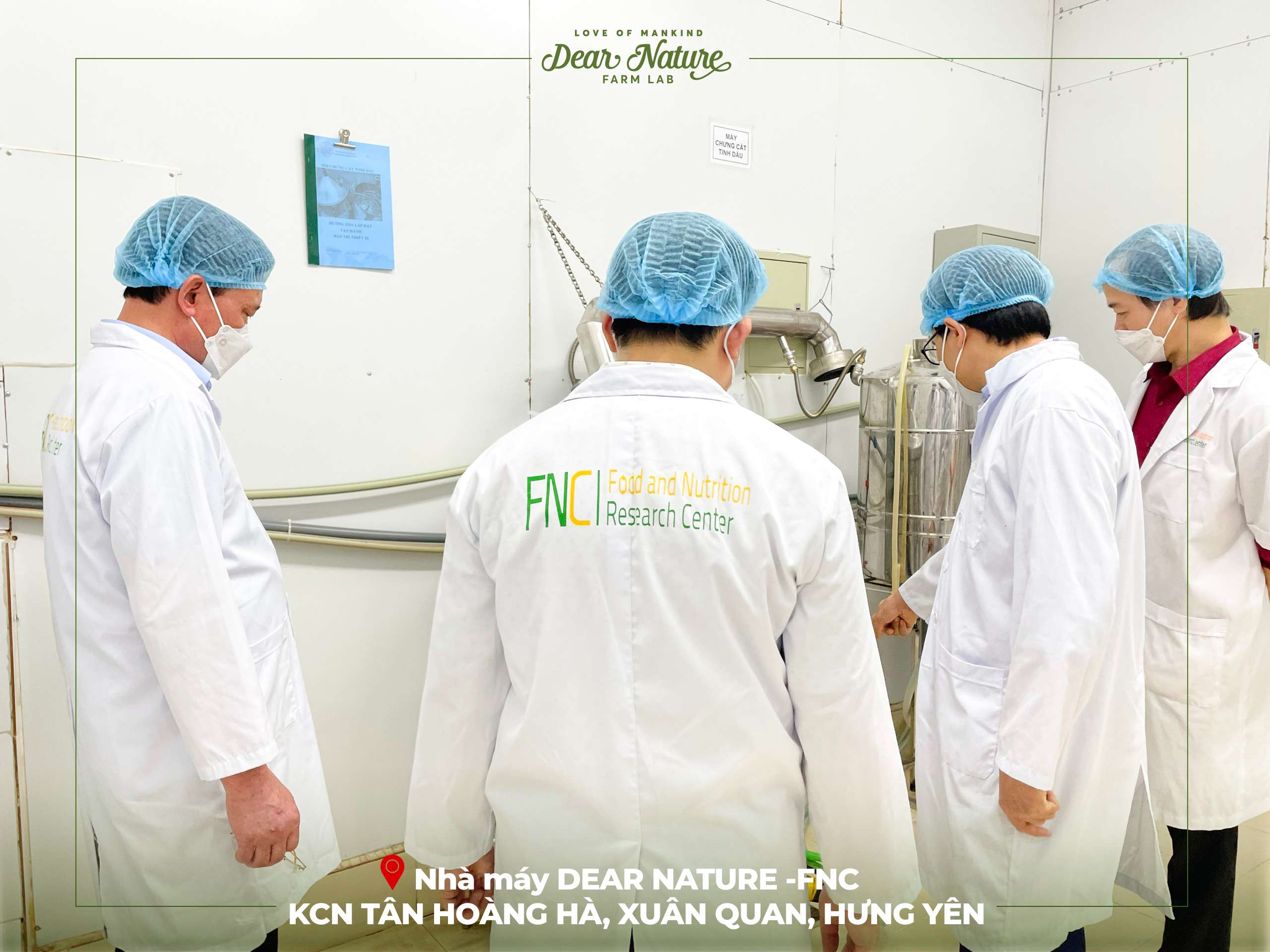 Đoàn thanh tra Sở Y Tế Hưng Yên đang kiểm tra quy trình sản xuất tại nhà máy DEAR NATURE - FNC, đảm bảo tuân thủ các tiêu chuẩn chất lượng nghiêm ngặt