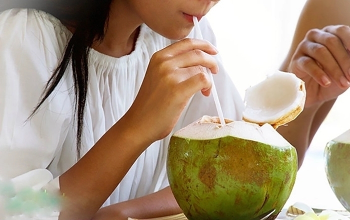 Uống nhiều nước dừa giải khát mùa nắng nóng có gây hại cho sức khỏe hay không?