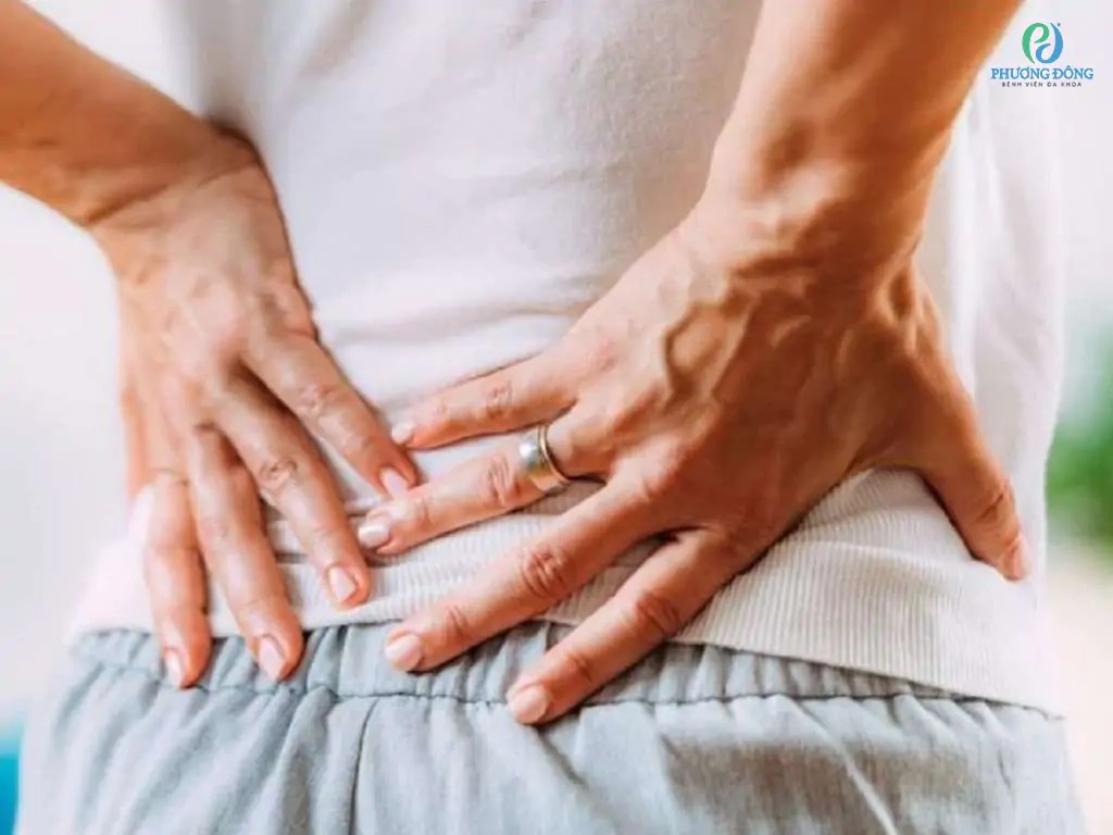 Đau lưng bên phải là triệu chứng của bệnh gì