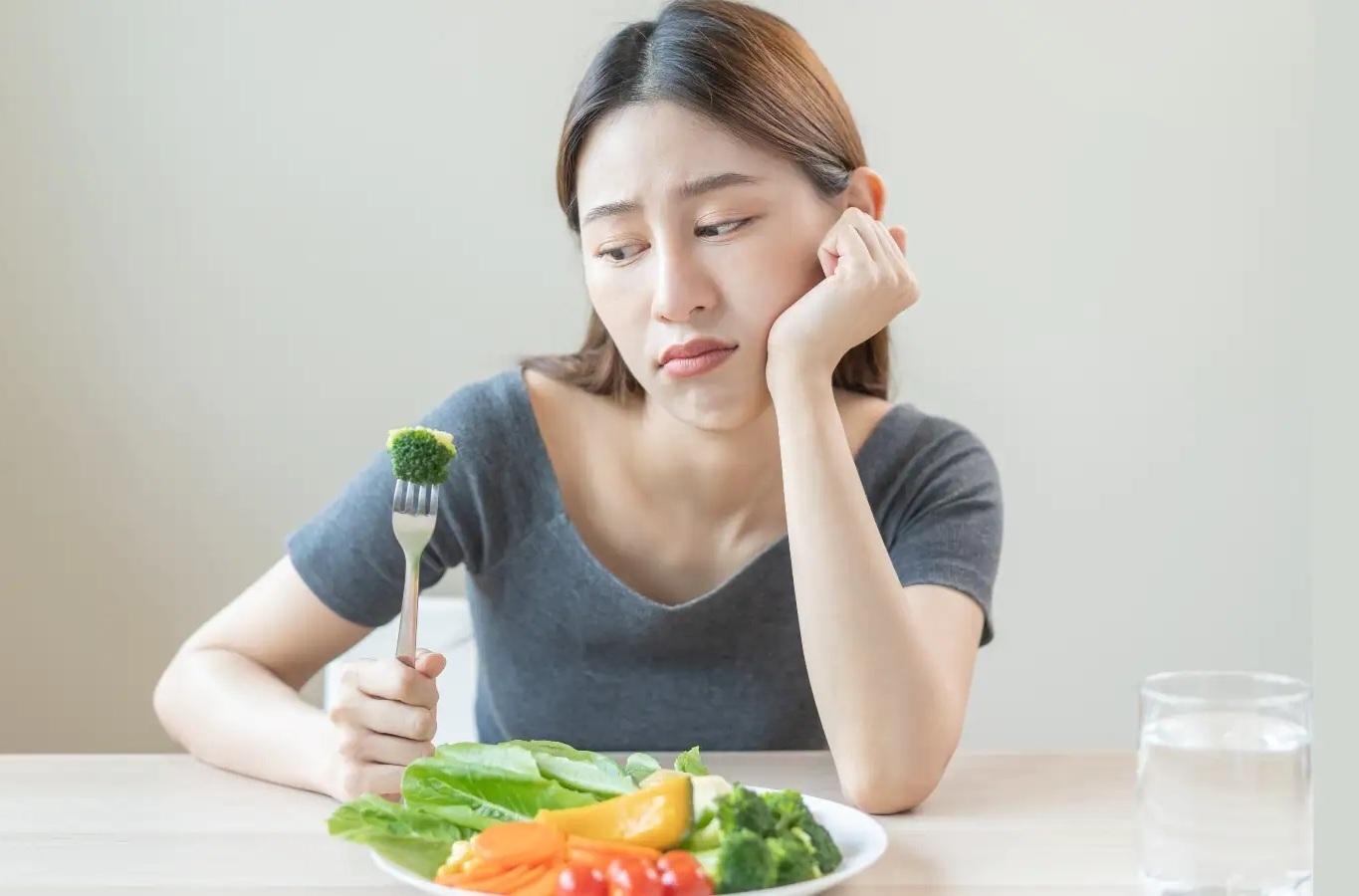 Người ăn uống thiếu hụt rau xanh và trái cây