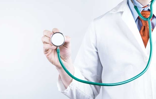 bác sĩ thăm khám viêm đường tiết niệu