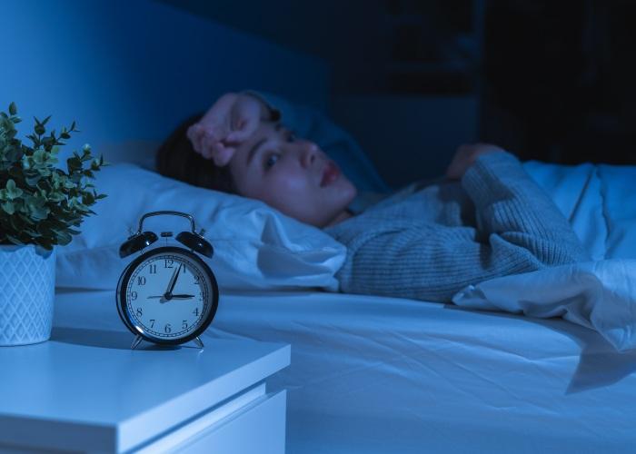 Thức khuya hại gan