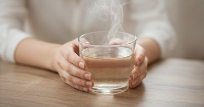 Uống cốc nước ấm