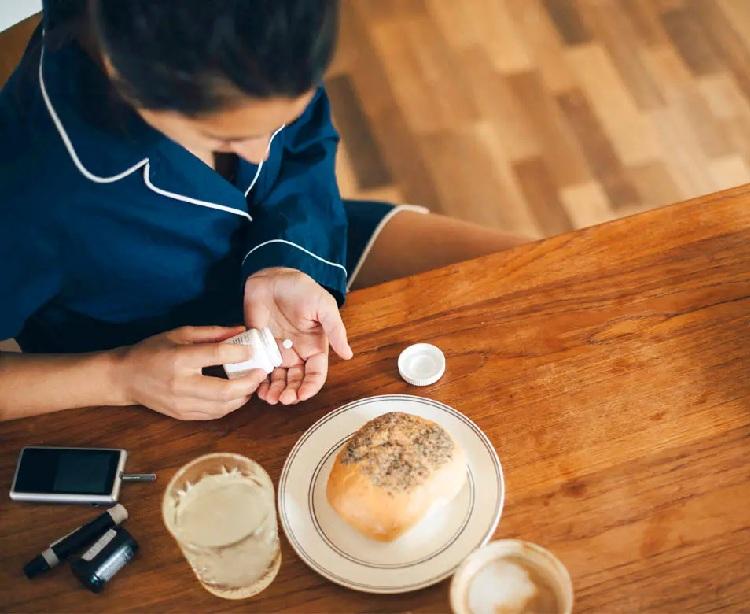 uống thuốc bổ não trong bữa ăn