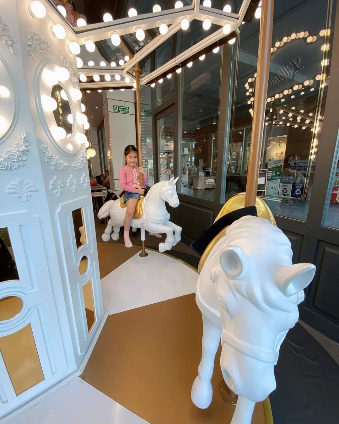 Đu quay ngựa thần