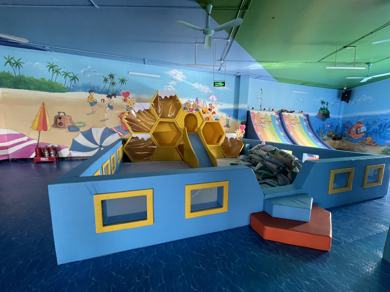 cầu trượt tổ ong