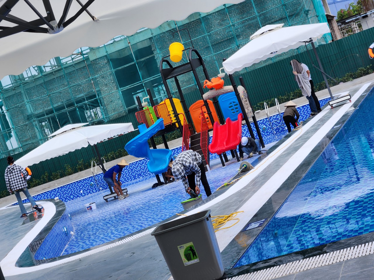 Liên hoàn cầu trượt bể bơi