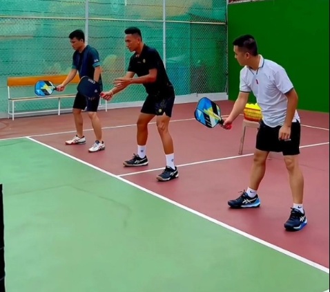 Bí quyết kỹ thuật volley trái tay Pickleball hiệu quả nhất