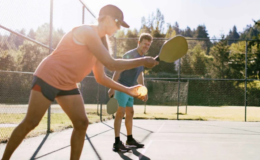Hướng dẫn cách giao bóng Pickleball đúng kỹ thuật cho tân binh