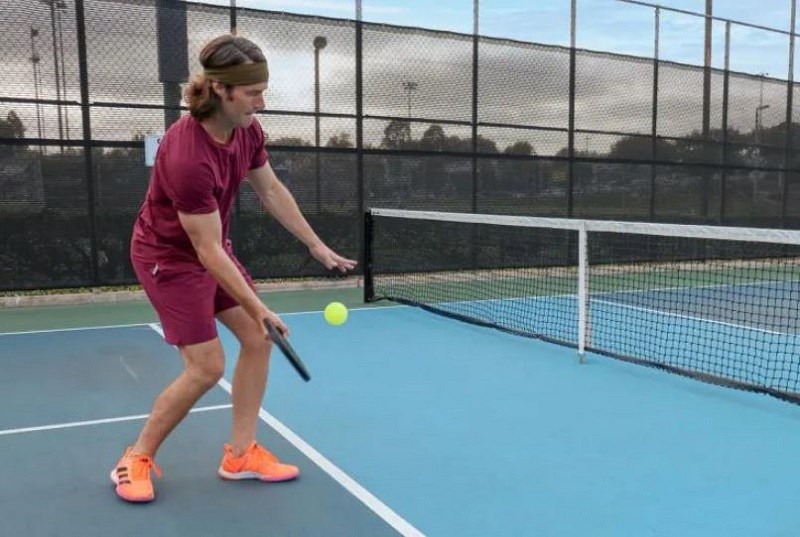 Tìm hiểu về quy tắc giao bóng thả trong Pickleball cơ bản dễ hiểu