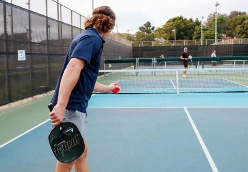 Tìm hiểu về quy tắc giao bóng thả trong Pickleball cơ bản dễ hiểu