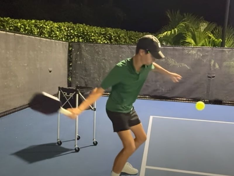 Cách thực hiện kỹ thuật giao bóng Pickleball chính xác