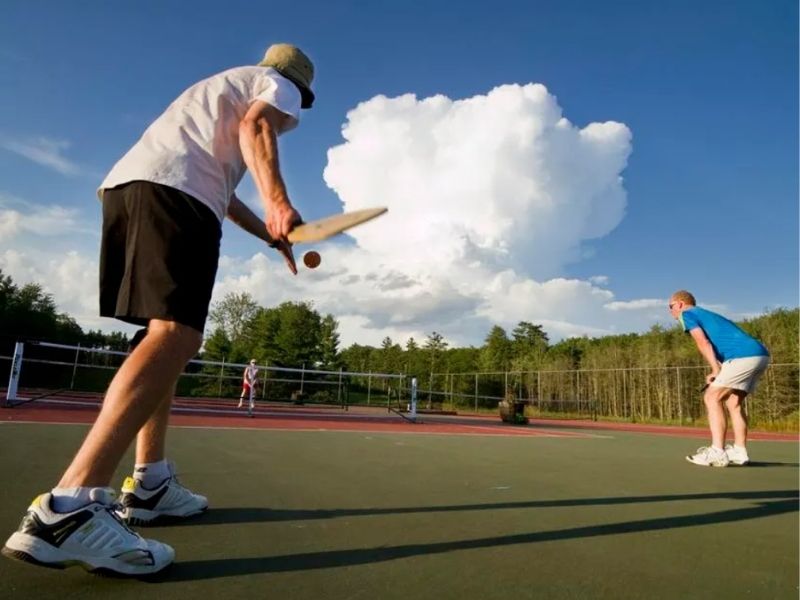 Tìm hiểu về quy tắc giao bóng thả trong Pickleball cơ bản dễ hiểu