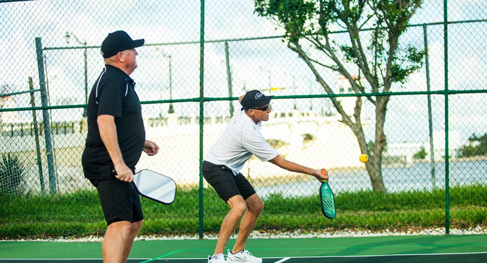 Hướng dẫn cách đỡ lốp bóng Pickleball hiệu quả nhất