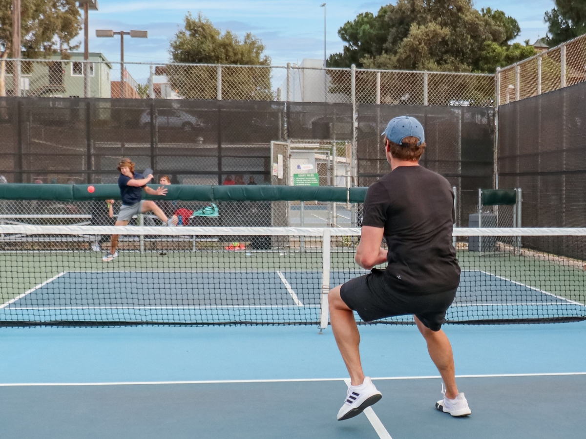 Phân tích điểm khác nhau trong luật chơi Pickleball đơn và đôi