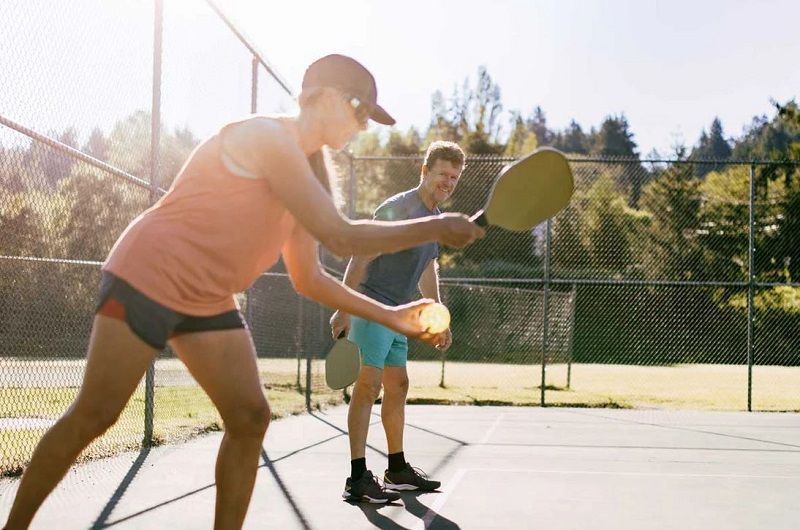 Phân tích điểm khác nhau trong luật chơi Pickleball đơn và đôi