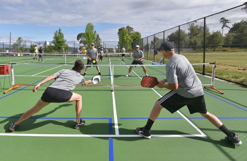 Phân tích điểm khác nhau trong luật chơi Pickleball đơn và đôi