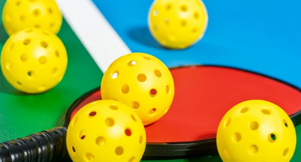 Bóng Pickleball thi đấu tiêu chuẩn: Khái niệm, Phân loại, Cách chọn mua