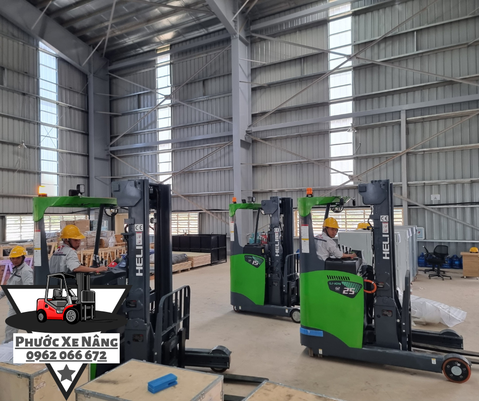 Khách hàng đang test xe nâng điện 2 tấn
