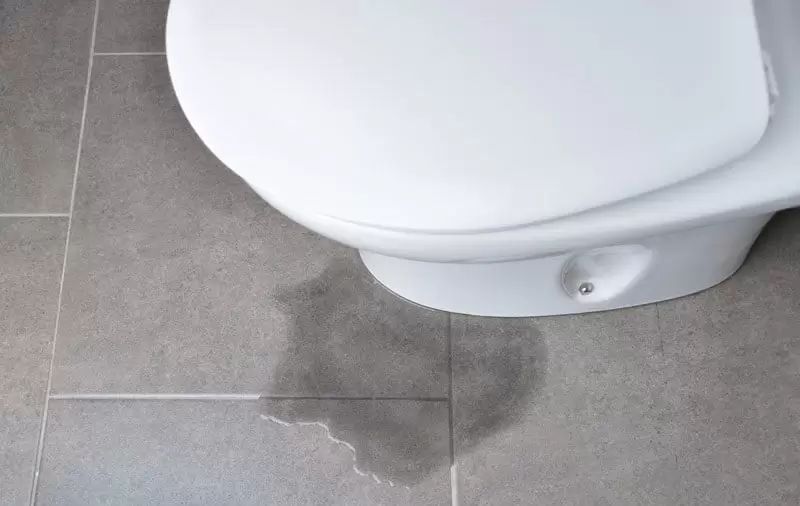 Bồn cầu bị rỉ nước
