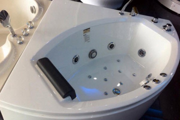 Bồn tắm góc cỡ nhỏ được khá nhiều người ưa chuộng