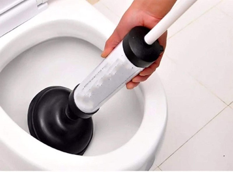 Cách sử dụng cây bơm thụt bồn cầu